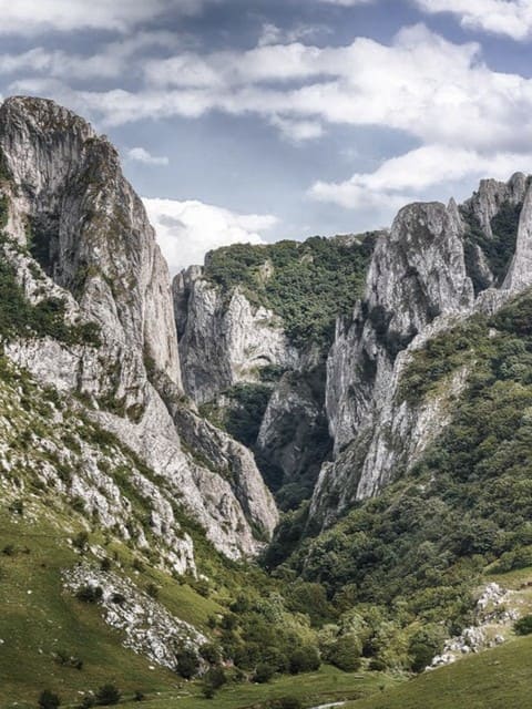 Bentley on Cheile Turzii frame 2